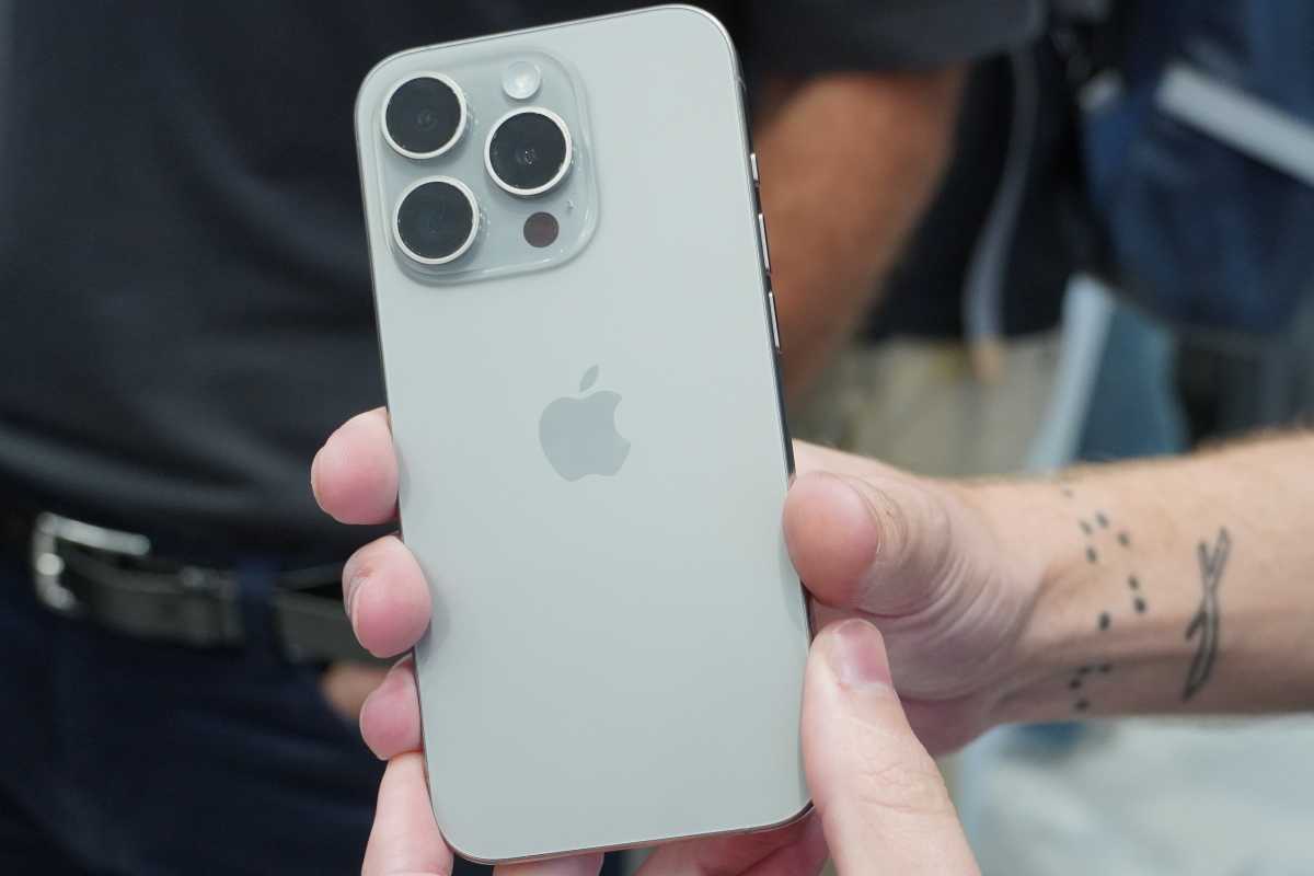 Stříbrný titanový iPhone 15 Pro