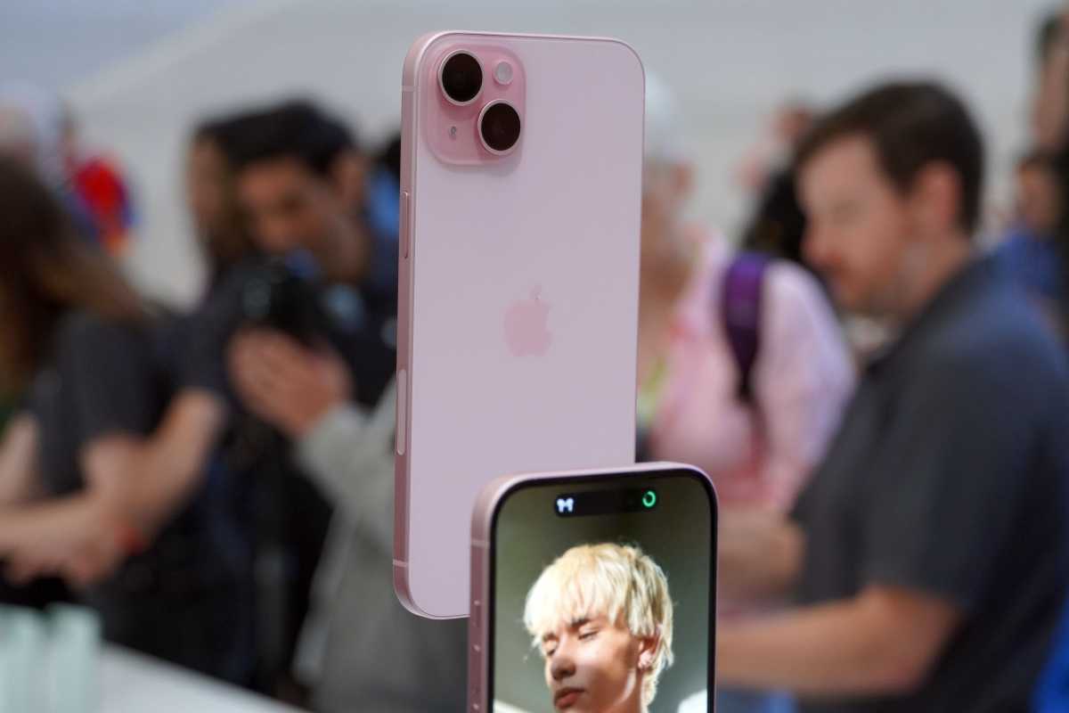 Růžový iPhone 15