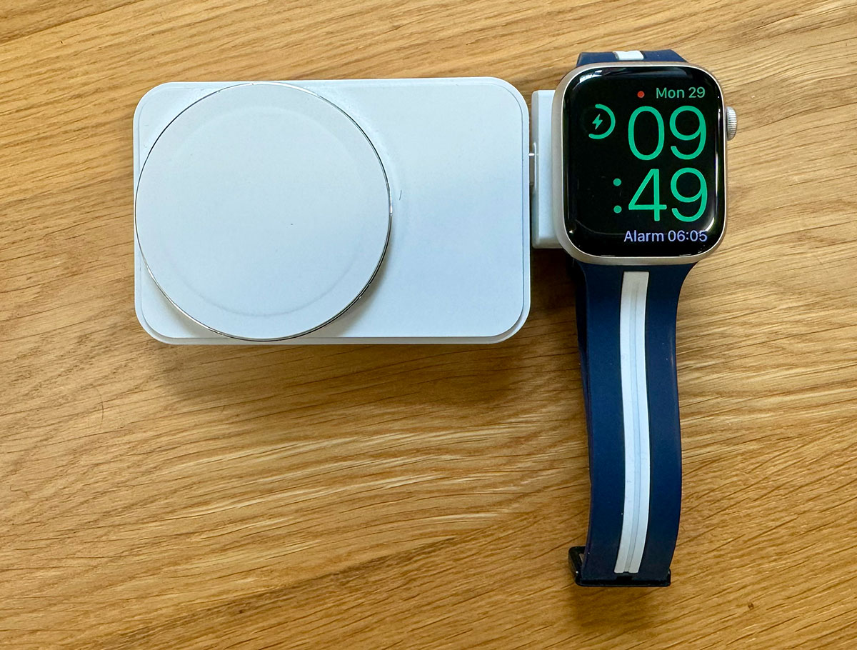 Powerbanka Alogic Matrix Ultimate s nabíječkou Apple Watch