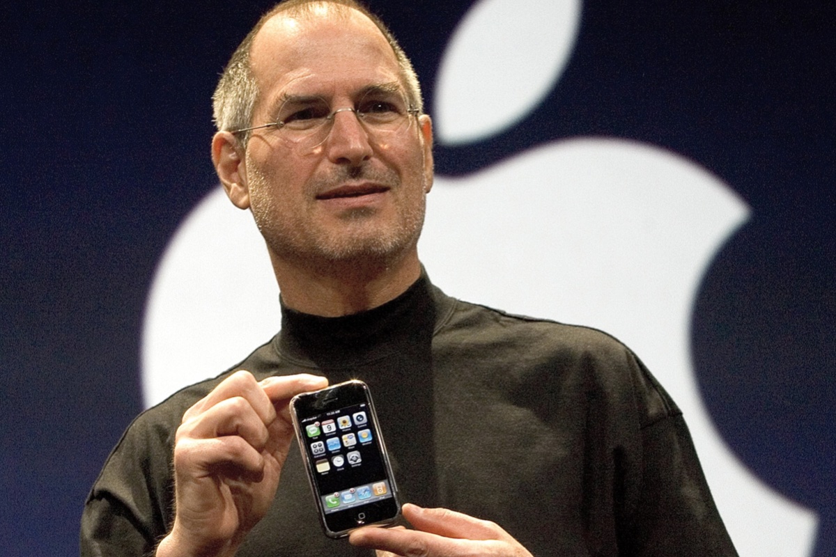 Steve Jobs s originálním iPhonem