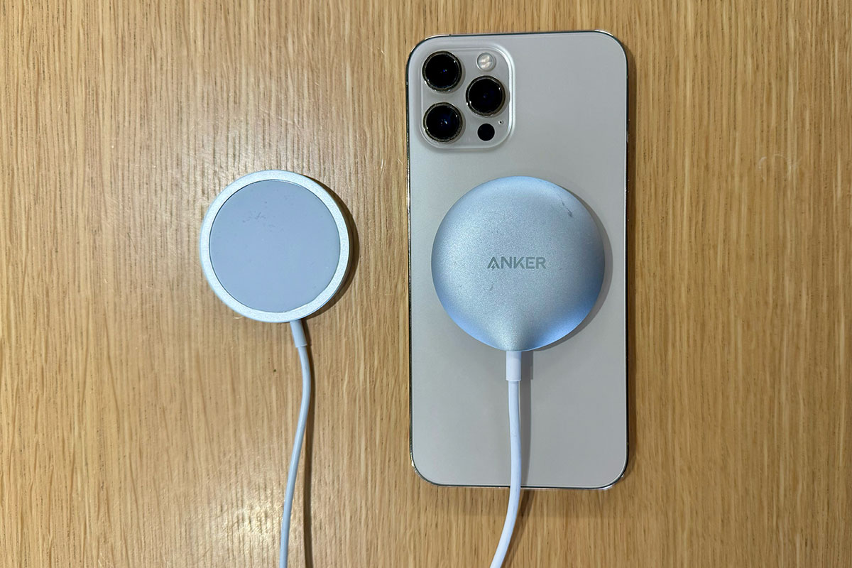 iPhone 12 Pro Max s nabíječkou Anker Qi2 Charger a Apple MagSafe Charger