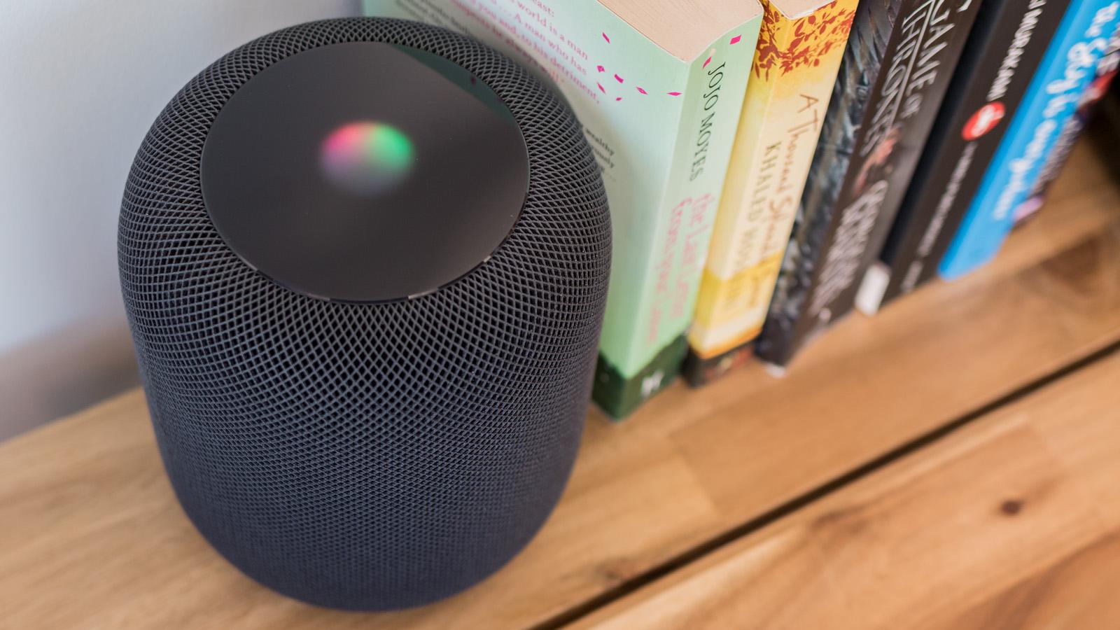 HomePod na poličce s podsvícenou obrazovkou